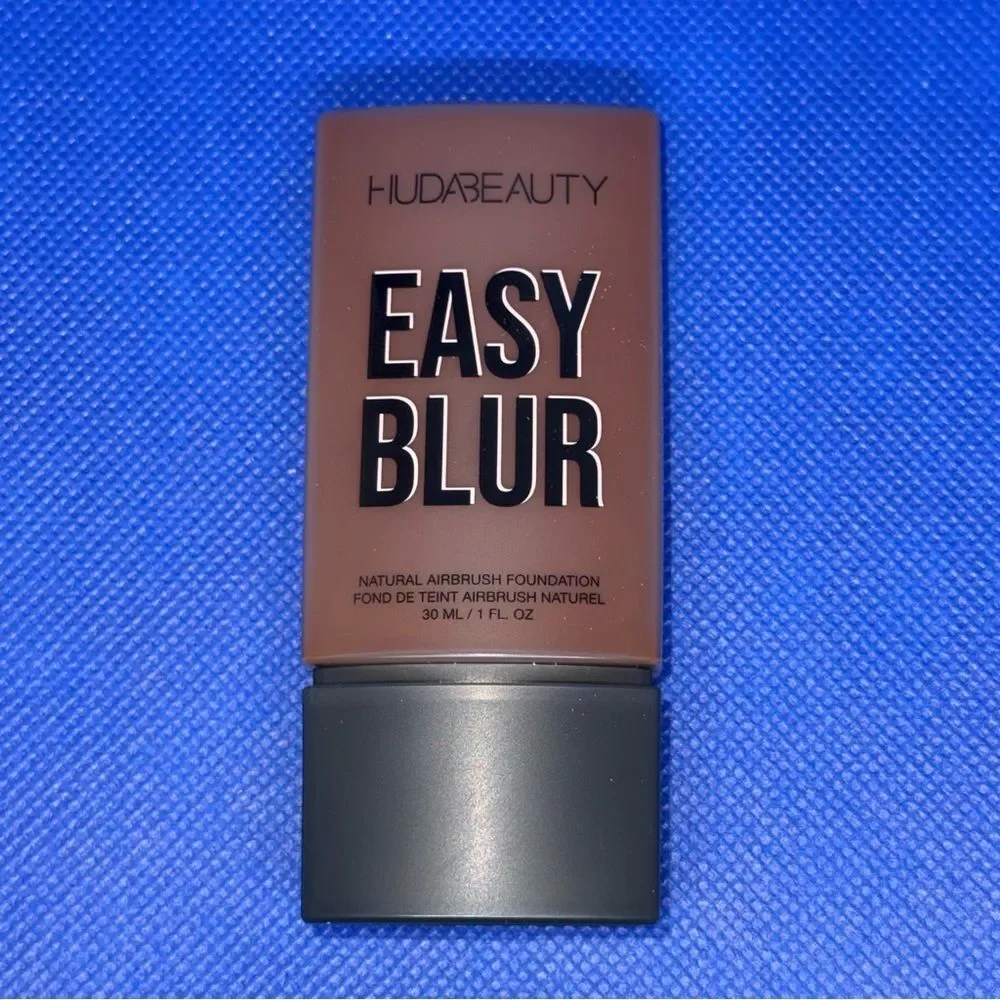 HUDA BEAUTY Easy Blur Foundation - Ganache 560R